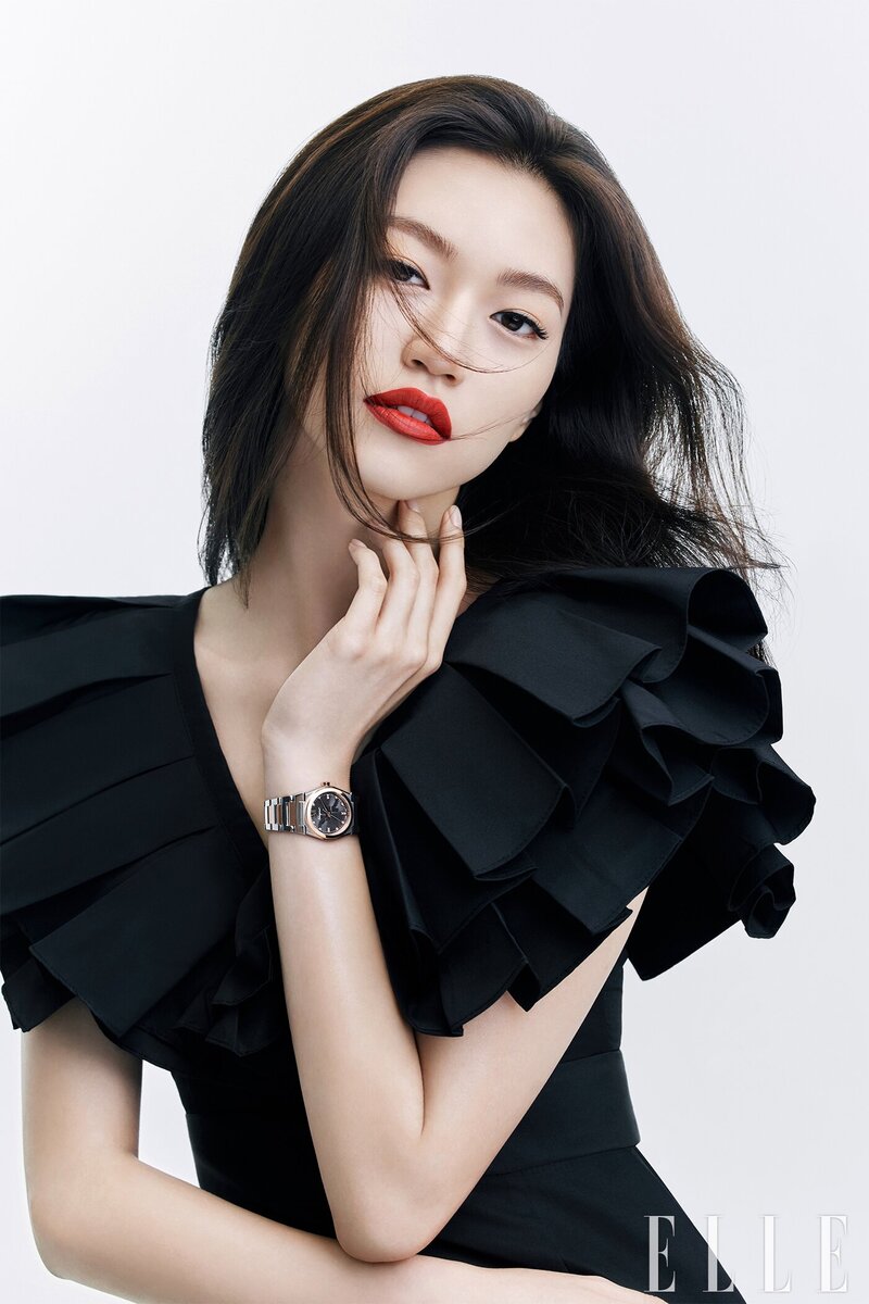 Weki Meki Doyeon for ELLE Korea x FERRAGAMO Watches September Issue 2022 documents 3