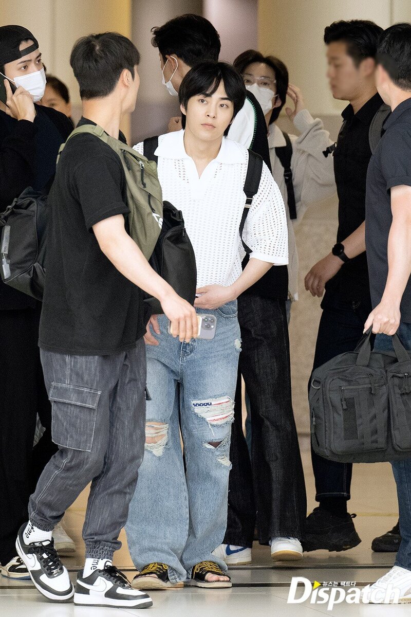 230610 EXO Xiumin at Gimpo Airport documents 3