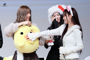 241220 izna Bang Jeemin, Ryu Sarang & Choi Jungeun at Soundwave Fansign