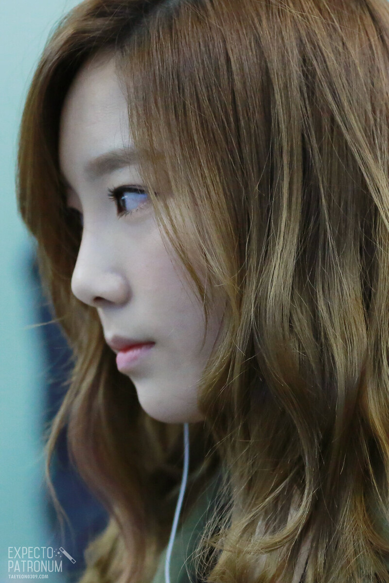 121109 Girls' Generation Taeyeon at Gimpo & Incheon Airports documents 1