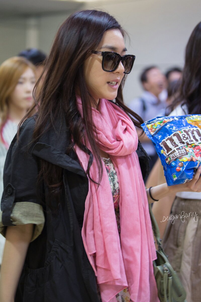 130719 Girls' Generation Tiffany and Yuri at Taoyuan Airport documents 5
