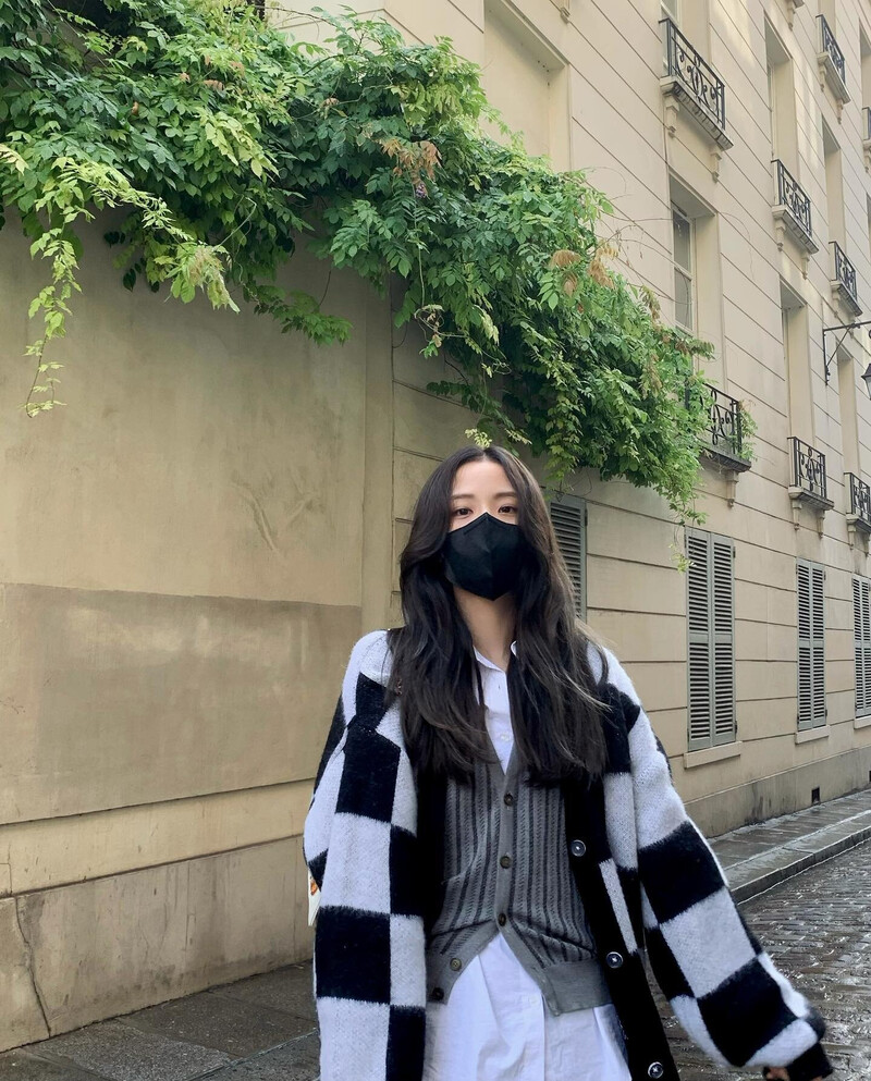 210930 - JISOO Instagram Update documents 2