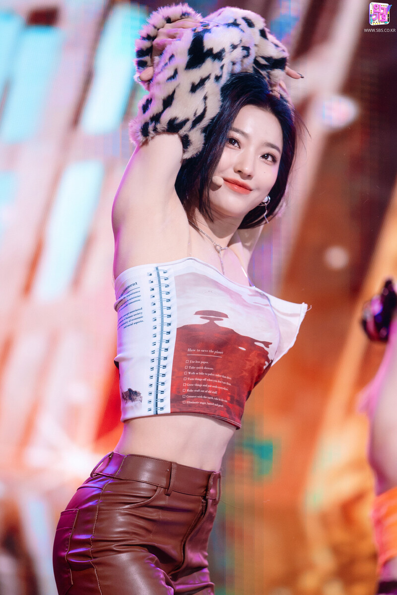 220130 fromis_9 Saerom - 'DM' at Inkigayo documents 5