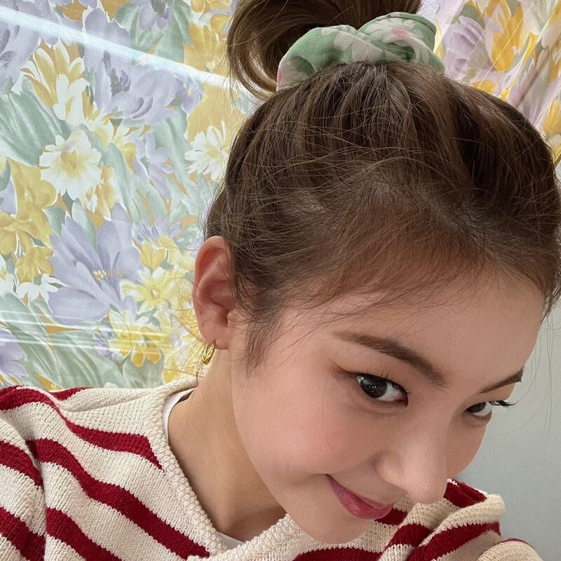 220401 ITZY Instagram Update - Lia & Chaeryeong documents 6