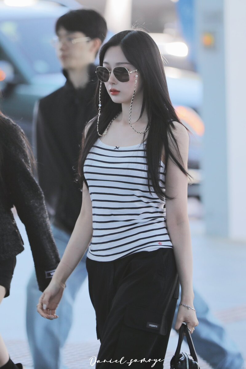 230922 aespa Giselle at Incheon International Airport documents 1