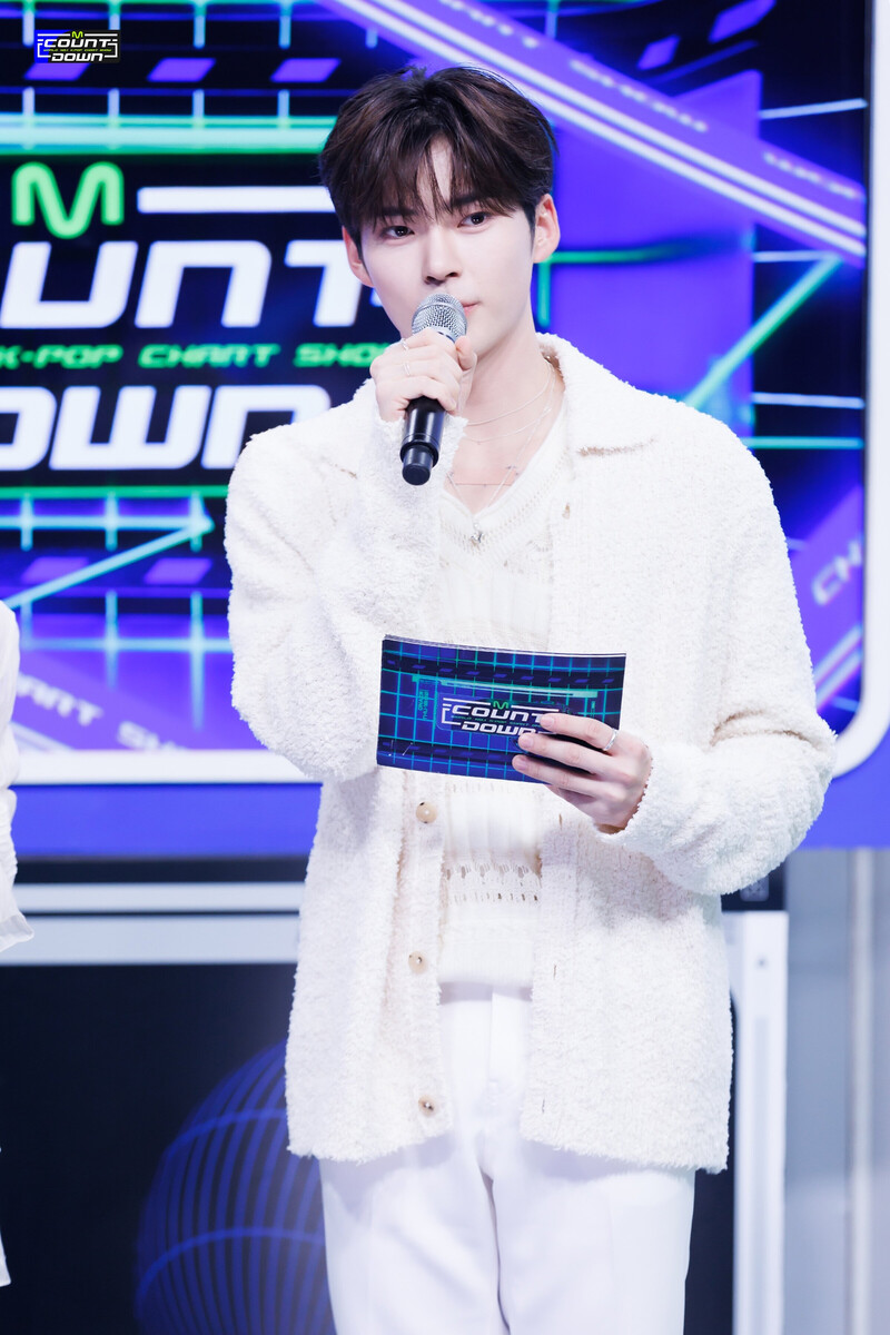 2321116 MC Hanbin at M Countdown documents 7