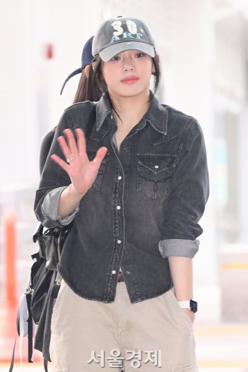 240304 New Jeans Minji at Incheon International Airport documents 8