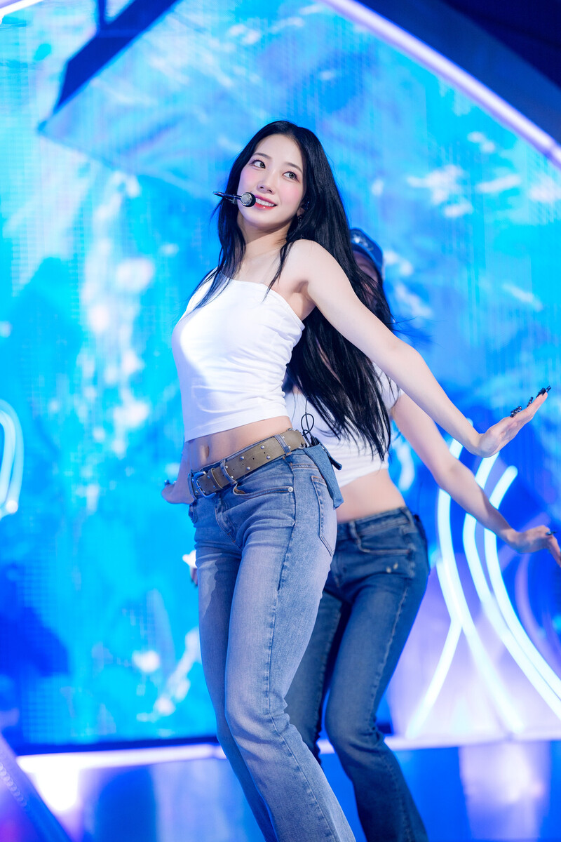 240901 LE SSERAFIM Kazuha - 'Crazy' + '1-800-hot-n-fun' at Inkigayo documents 6