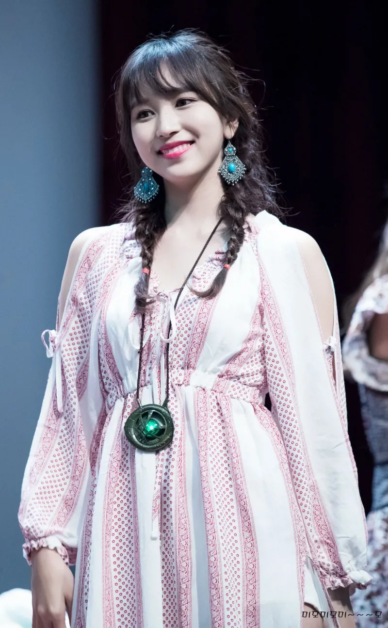 TwiceMina1590.jpg