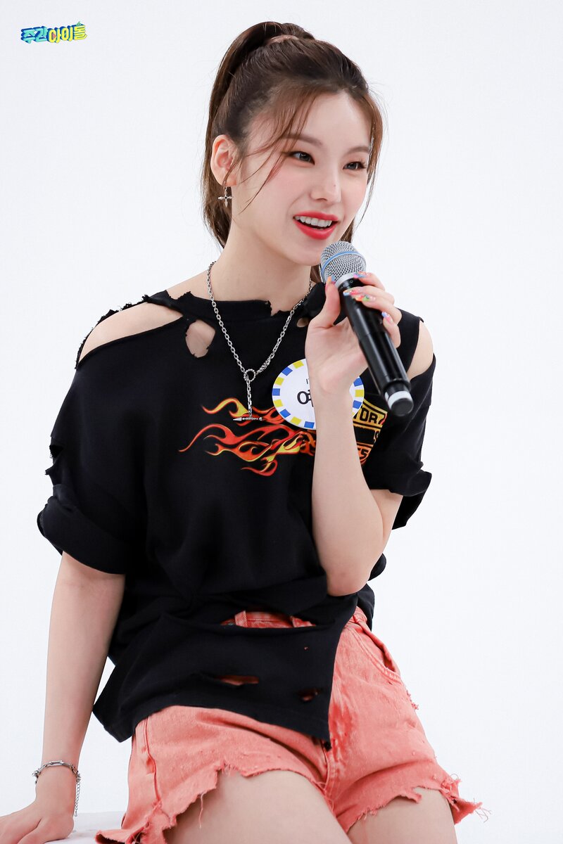 220720 MBC Naver - ITZY at Weekly Idol documents 2