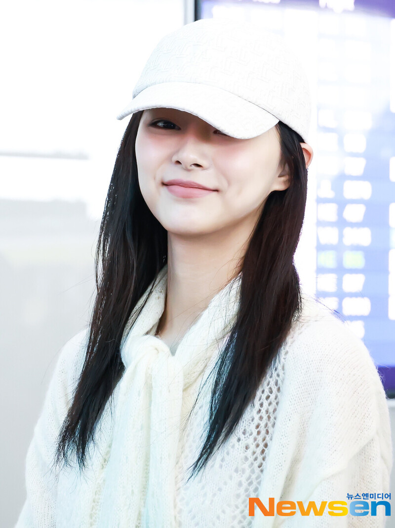 241101 TWICE Tzuyu at Incheon International Airport documents 1