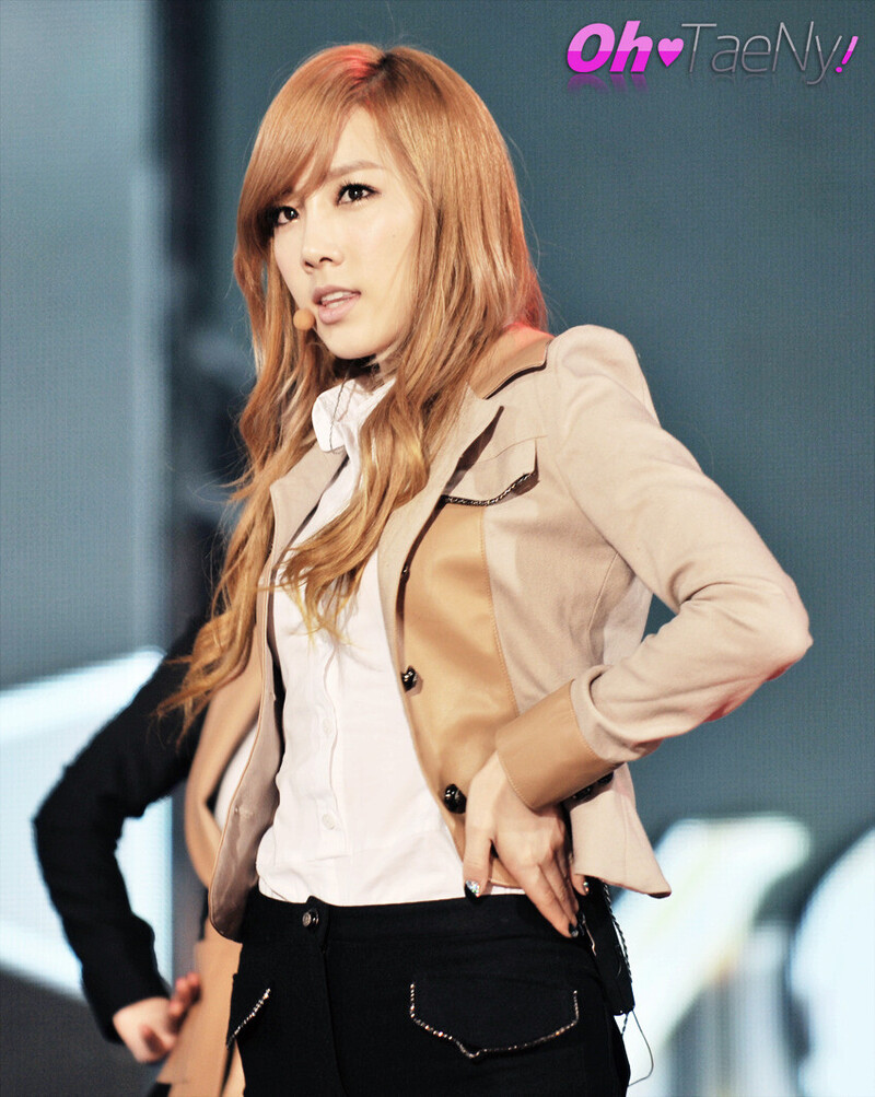 111106 Girls' Generation Taeyeon at Love Sharing Concert documents 6