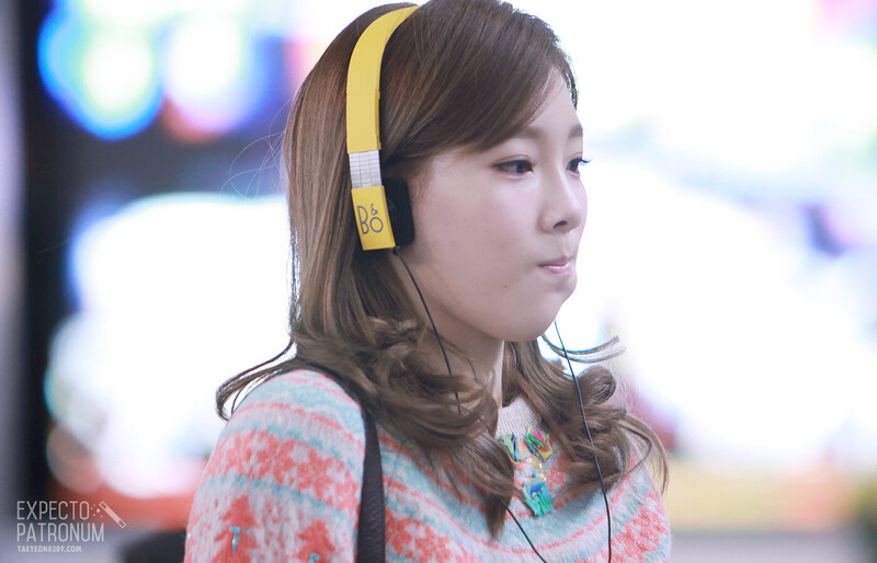 121015 Girls' Generation Taeyeon at Gimpo Airport documents 3