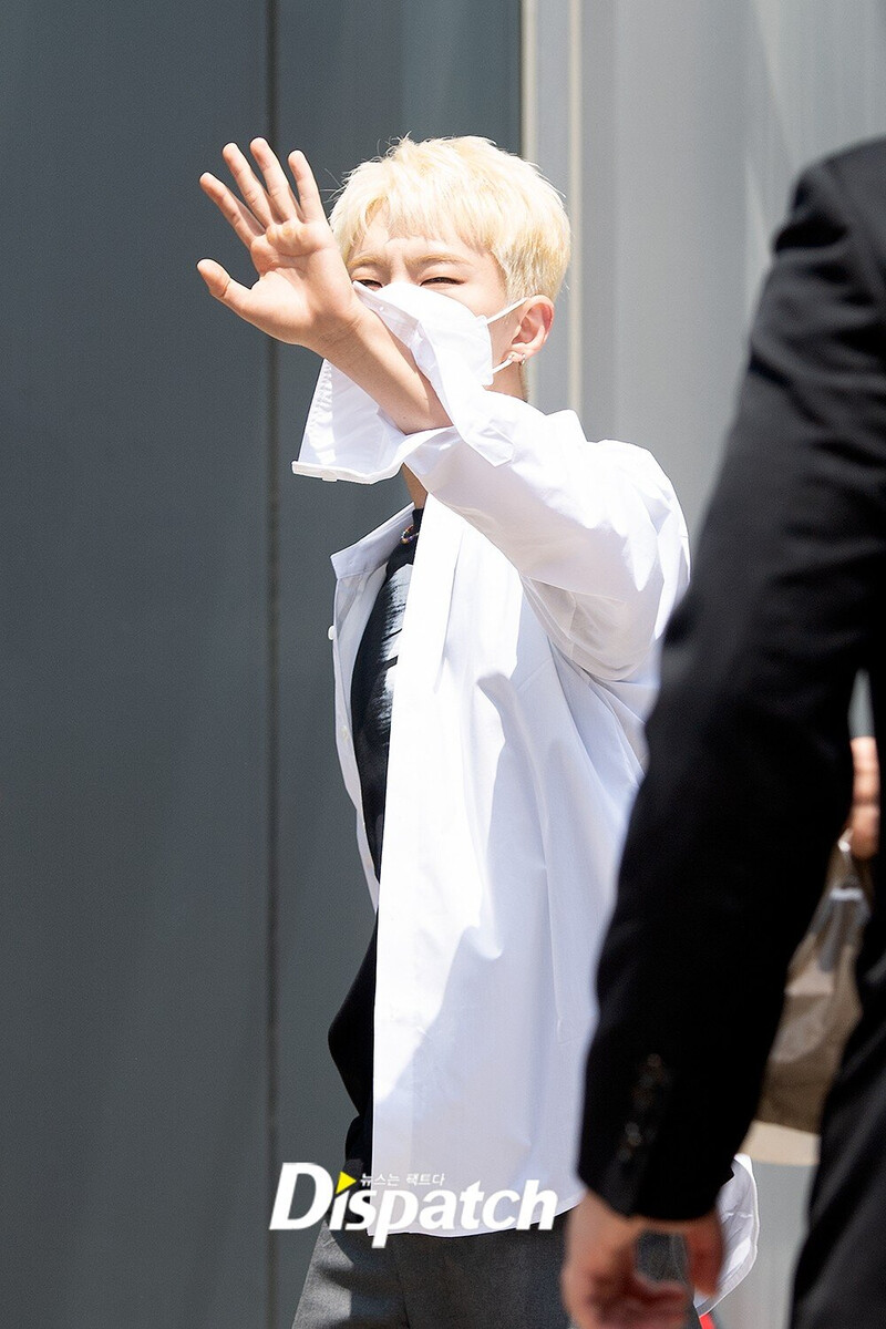 220512 Seventeen's Hoshi on the Way to 'Knowing Bros' Filming documents 4