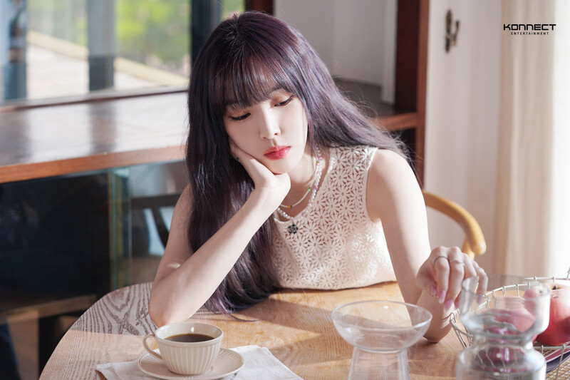 220930 Konnect Naver Post - Yuju - 'Evening' Behind documents 12