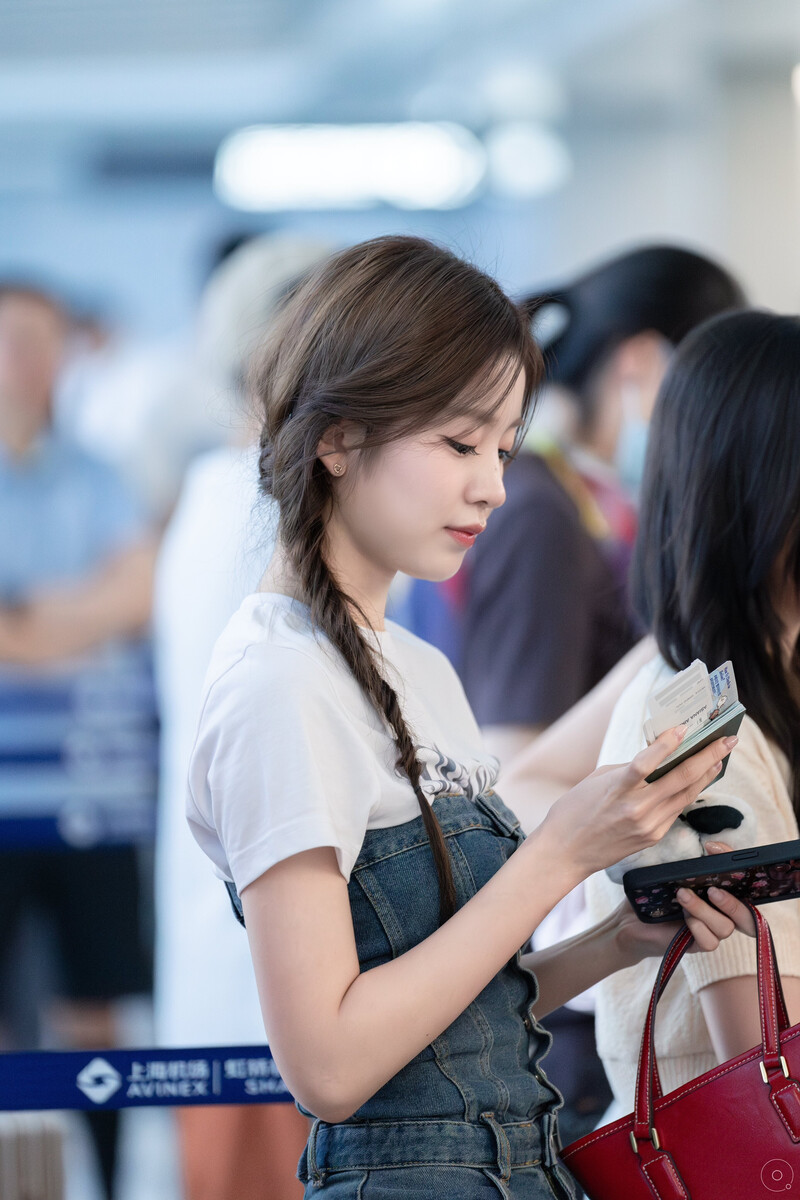 240804 WOOYEON of WOOAH at Fansign event & Commute documents 14