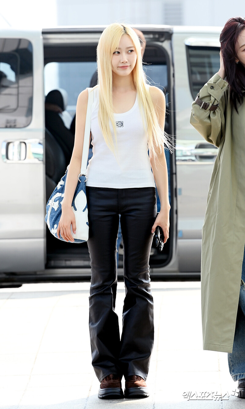 241011 aespa Giselle at Incheon International Airport documents 1