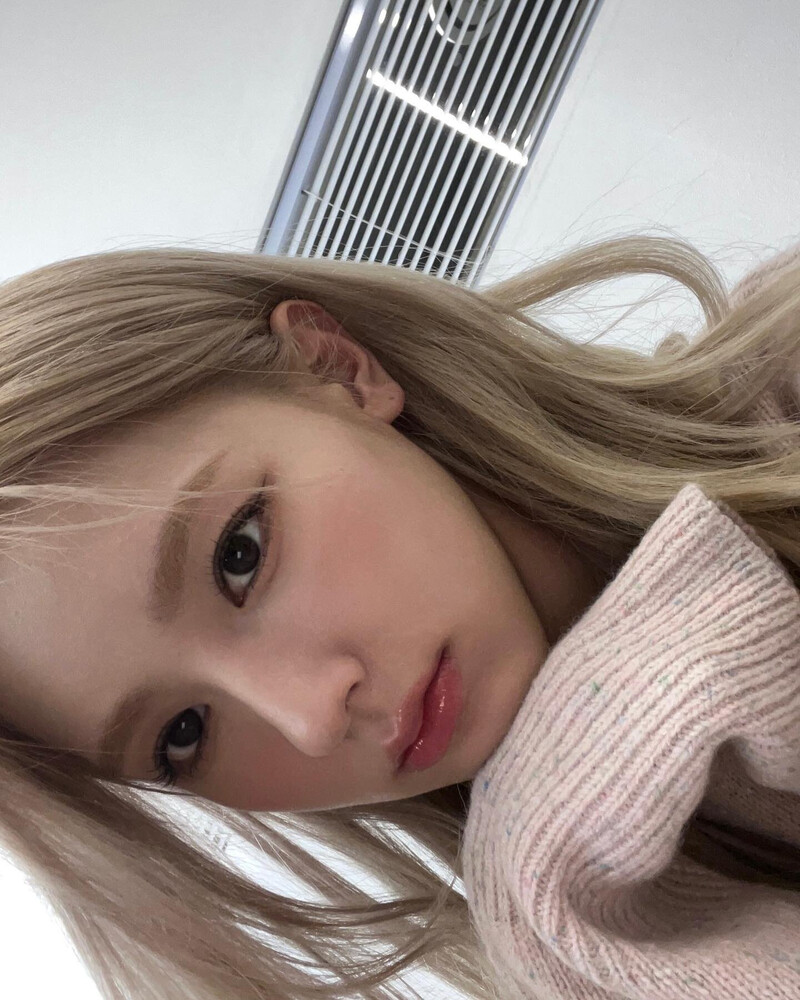 221117 (G)I-DLE Miyeon Instagram Update documents 4