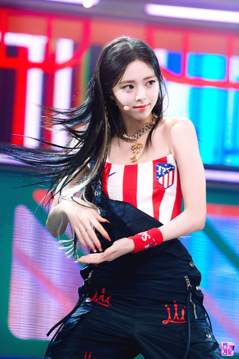 230806 ITZY Yuna - ‘CAKE’ at Inkigayo documents 2