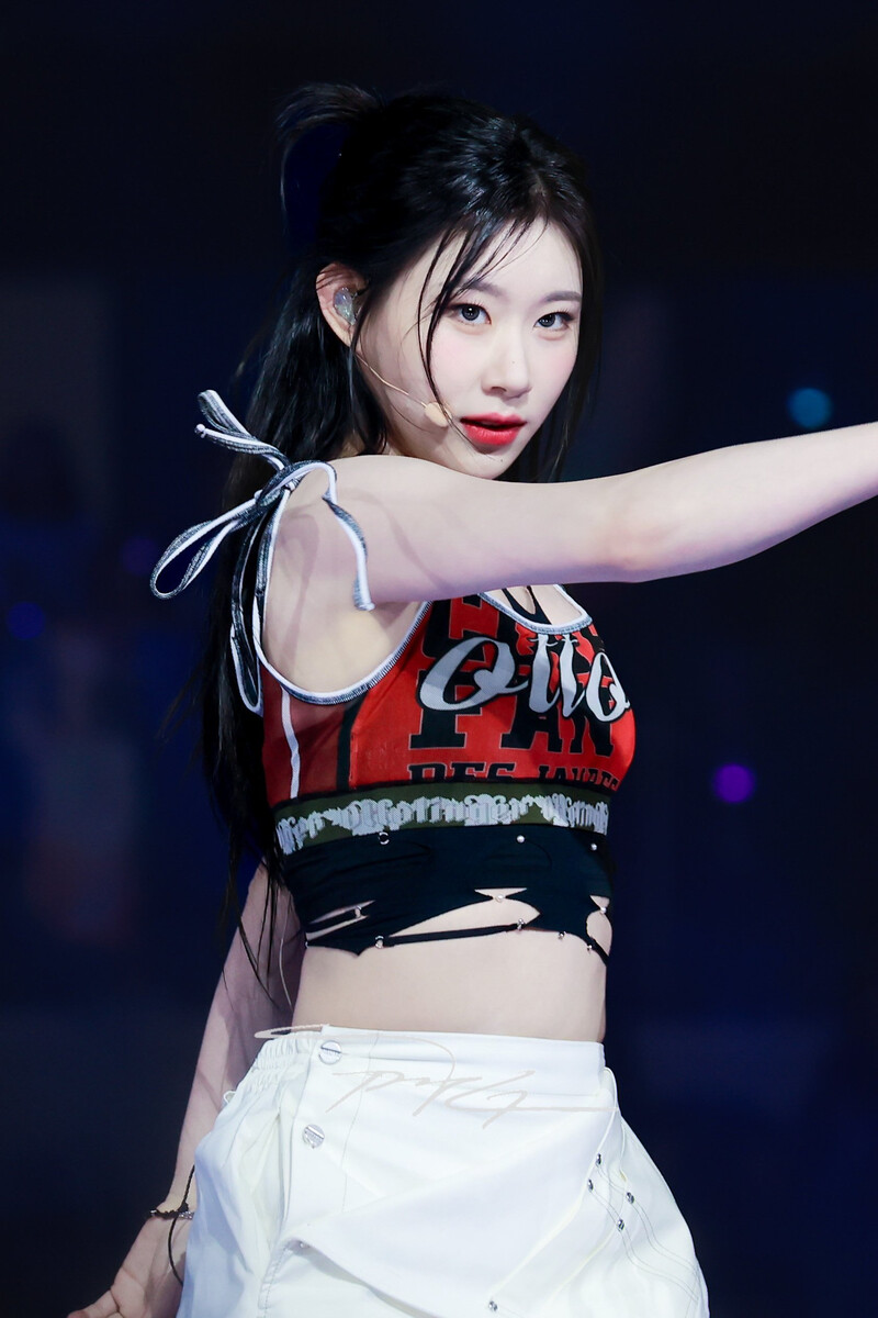 240602 ITZY Chaeryeong at K-Wave Concert Inkigayo documents 2