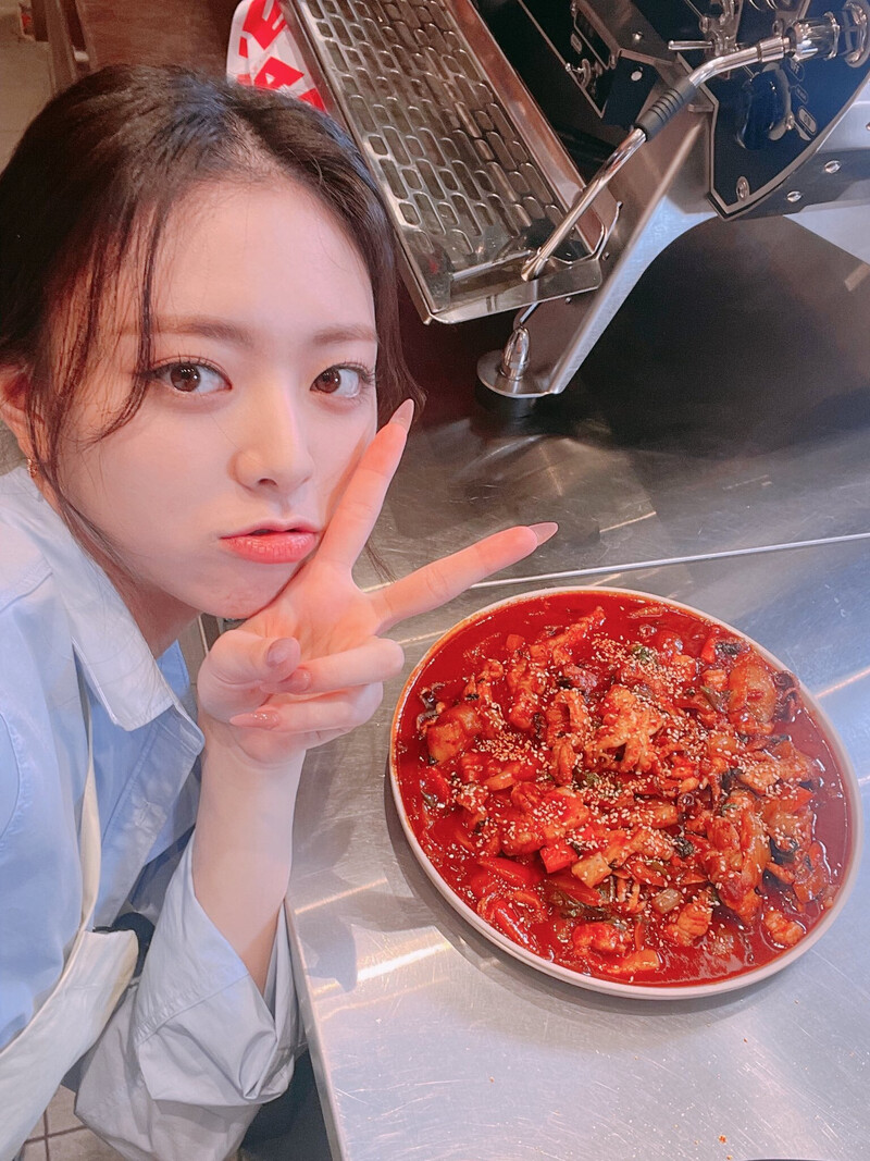 220424 ITZY Instagram Update documents 1