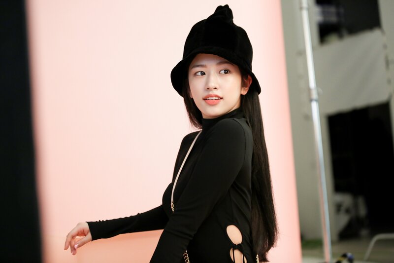 220612 Starship Naver - IVE Yujin - Marie Claire Photoshoot Behind documents 5