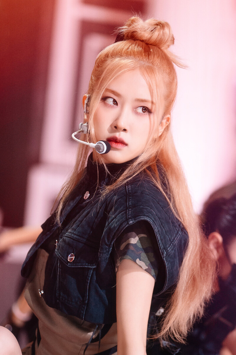 220828 BLACKPINK Rosé - 'Pink Venom' at Inkigayo documents 1