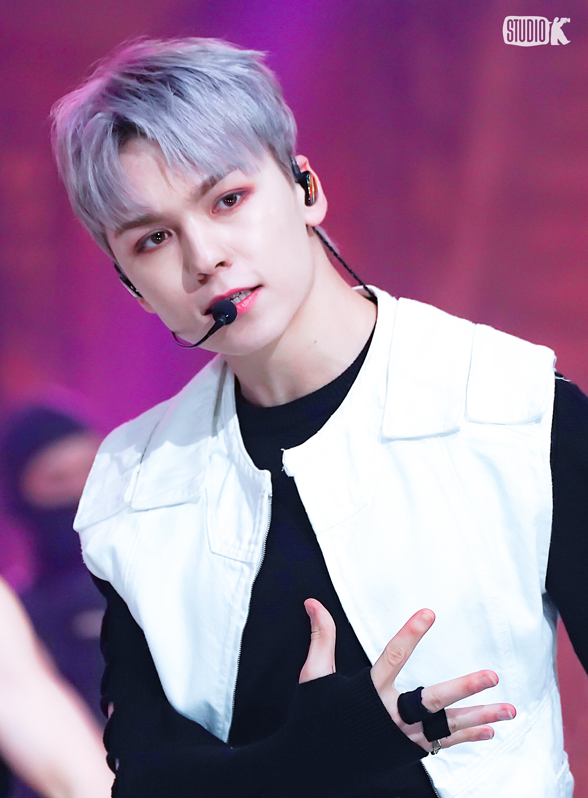 230428 SEVENTEEN Vernon - 'Super' at Music Bank | kpopping