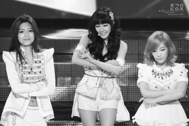 111224 Girls' Generation Tiffany at KBS Entertainment Awards documents 5