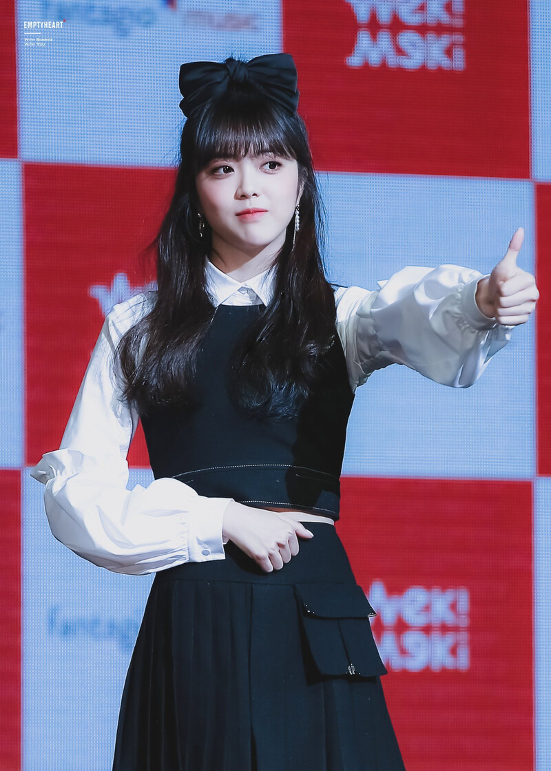 180221 Weki Meki Suyeon at 'LUCKY' Showcase documents 1