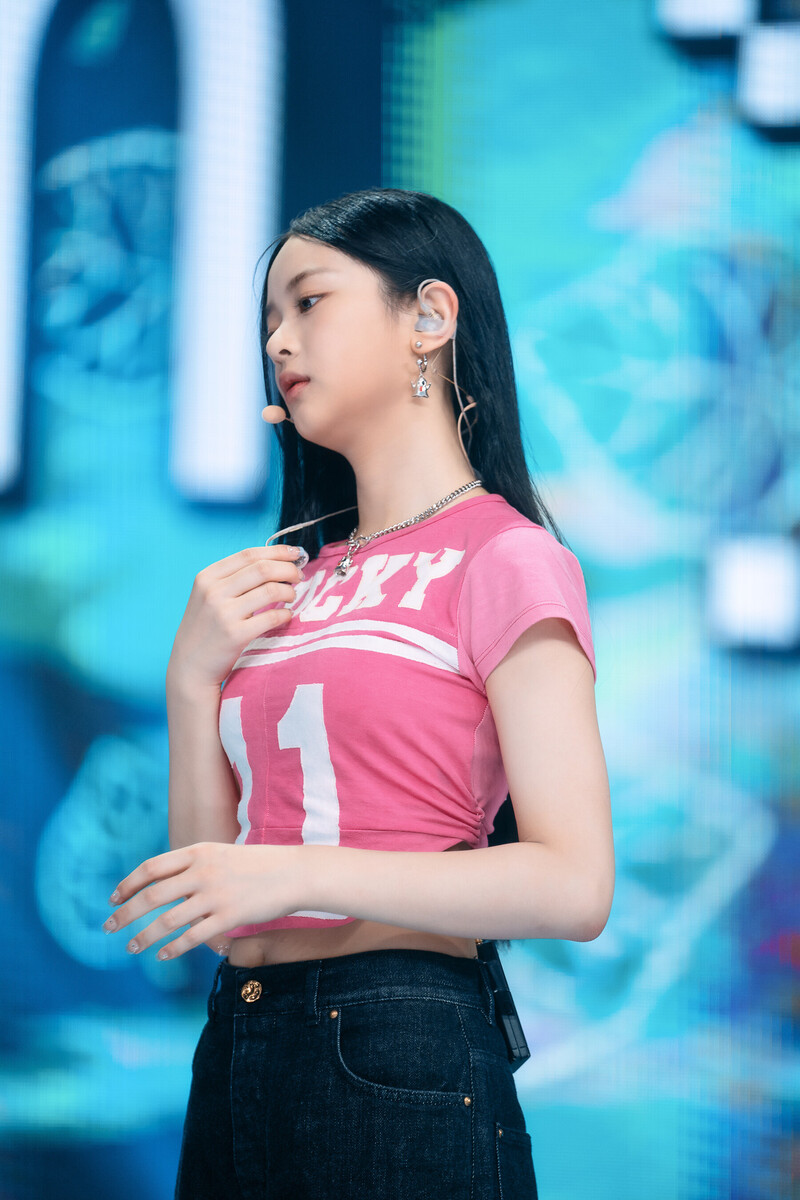 220807 NewJeans Hanni 'Attention' at Inkigayo documents 17