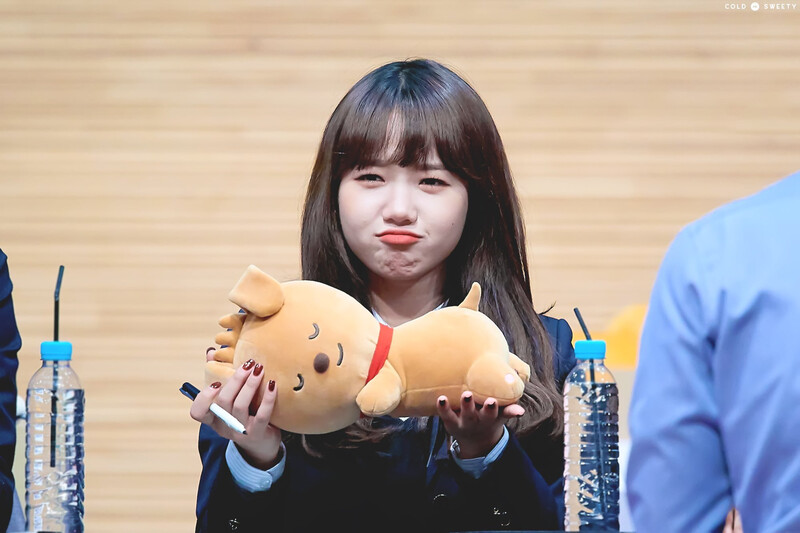 180519 Weki Meki Yoojung at 'Lucky' Fansign documents 2