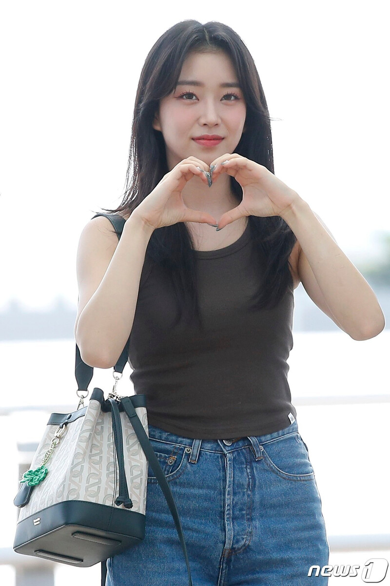 220817 STAYC Sumin at Incheon International Airport departing for KCON USA Tour documents 23