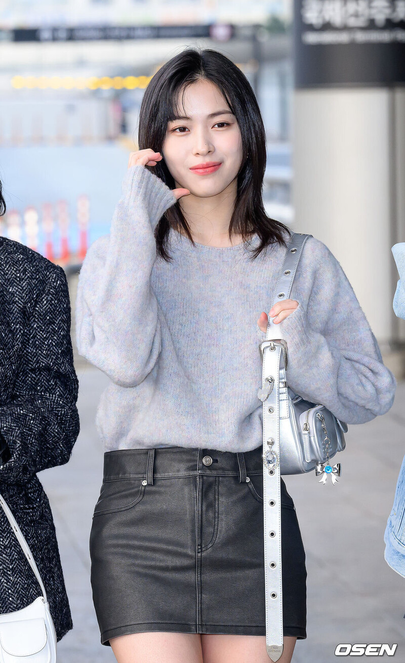 231013 ITZY Ryujin at Gimpo International Airport documents 2