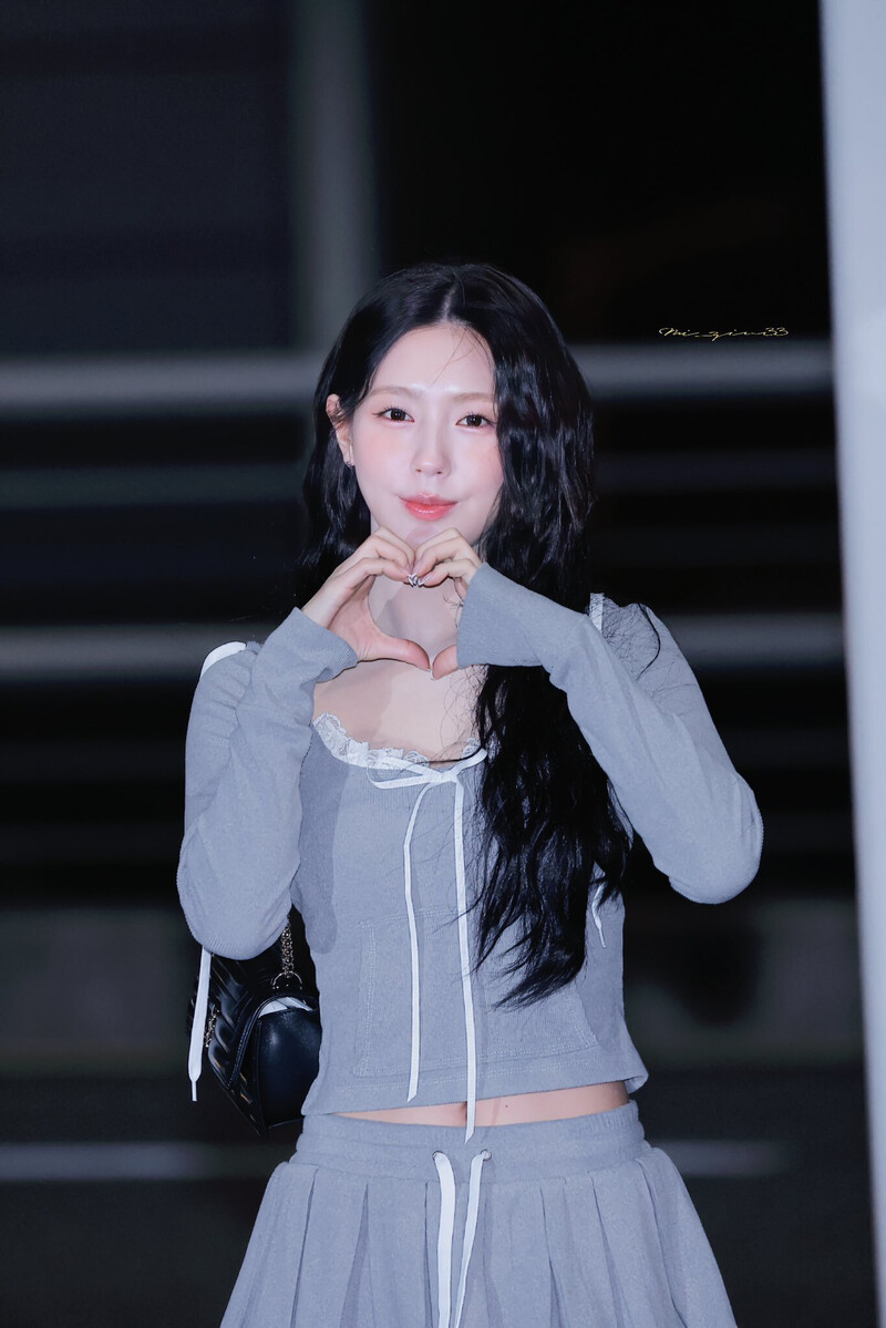 240418 (G)I-DLE Miyeon - ICN Airport documents 2