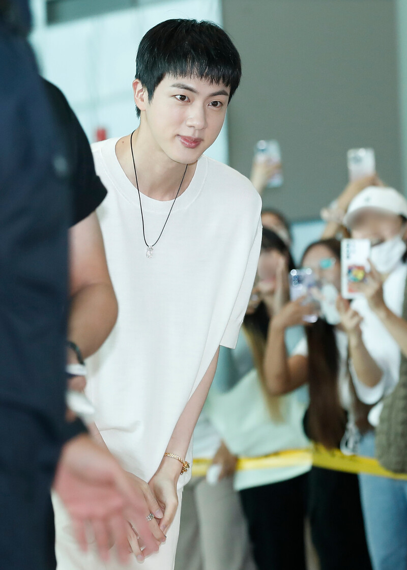 240711 BTS Jin at Incheon International Airport documents 7