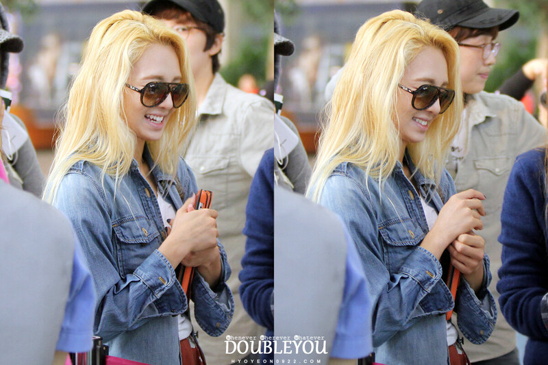 121005 Girls' Generation Hyoyeon at Gimpo Airport documents 1