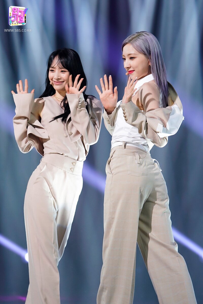 210530 WJSN THE BLACK - 'Easy' at Inkigayo documents 1