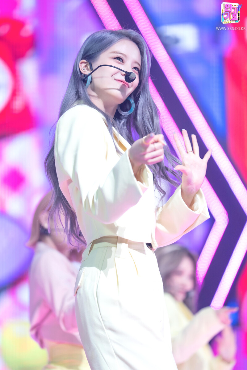 210912 fromis_9 'Talk & Talk' at Inkigayo documents 21