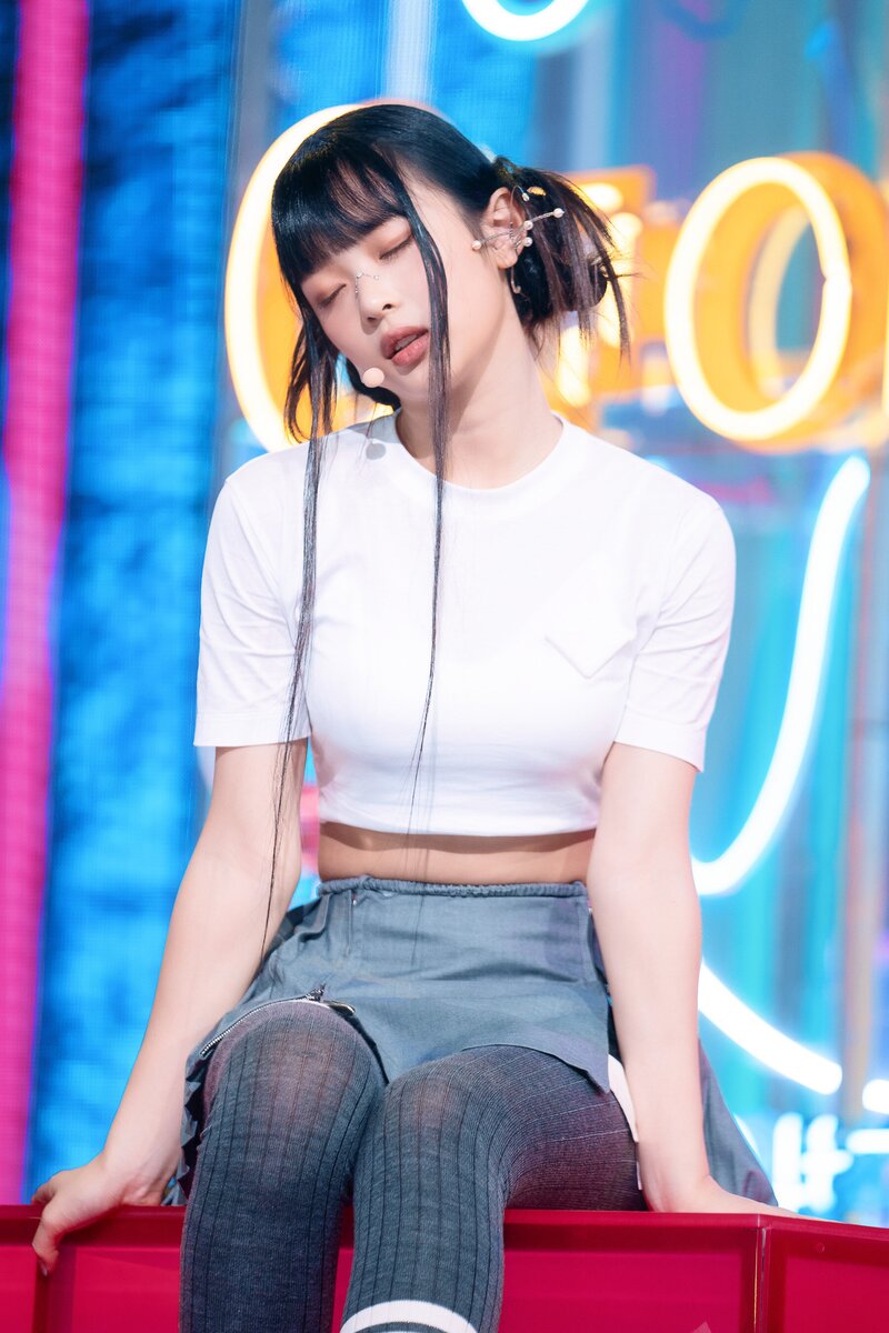 220807 NewJeans Hanni 'Cookie' at Inkigayo documents 13