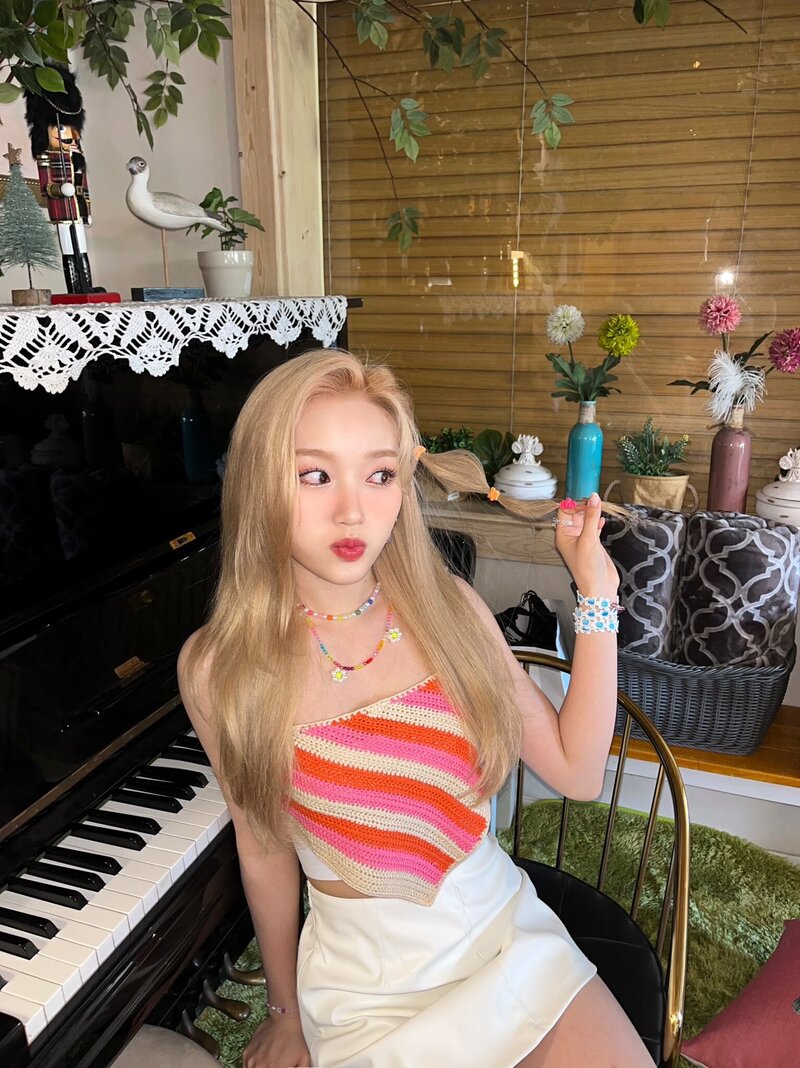 220902 LOONA Twitter Update - GoWon documents 6