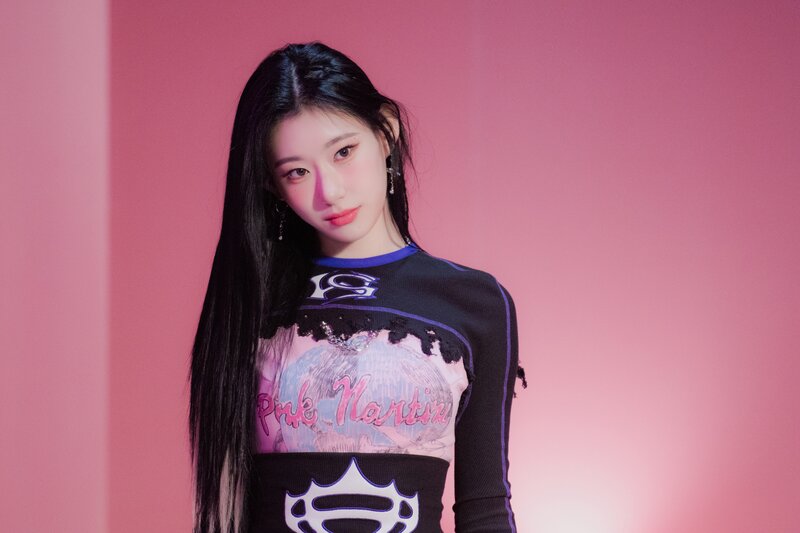 221201 JYP Naver Post - ITZY 'Cheshire' MV Behind documents 23