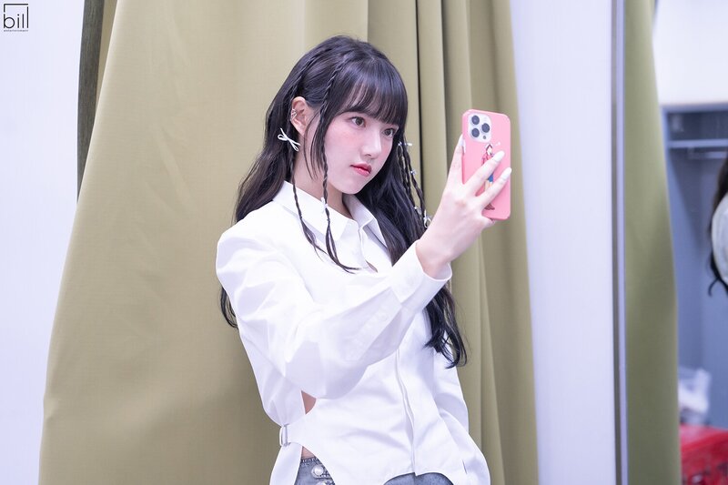 230920 Bill Entertainment Naver Post - YERIN 'Bambambam' Music show promotions behind documents 8