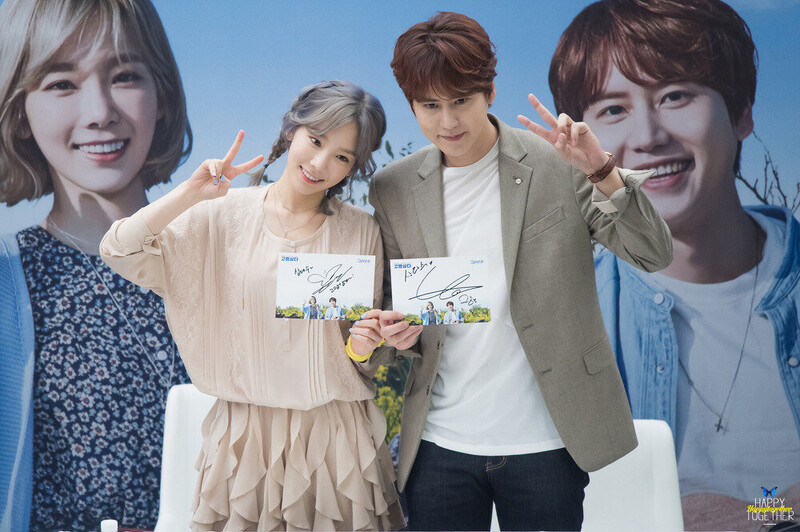 160923 Girls' Generation Taeyeon & Super Junior Kyuhyun at COEX 'Samdasoo' Fansign documents 1