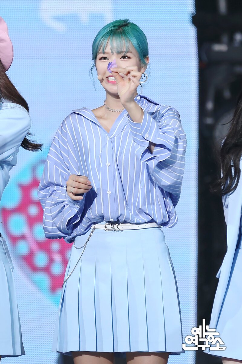 180428 TWICE Jeongyeon - 'What is Love?' at Music Core documents 4