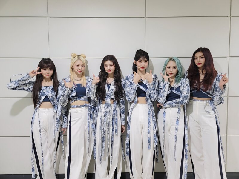210616 EVERGLOW SNS Update at Show Champion documents 1