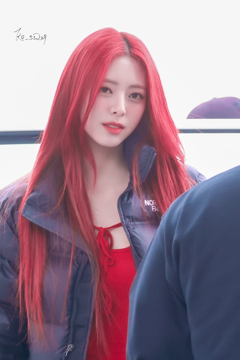 240217 ITZY Yuna at Incheon International Airport documents 6
