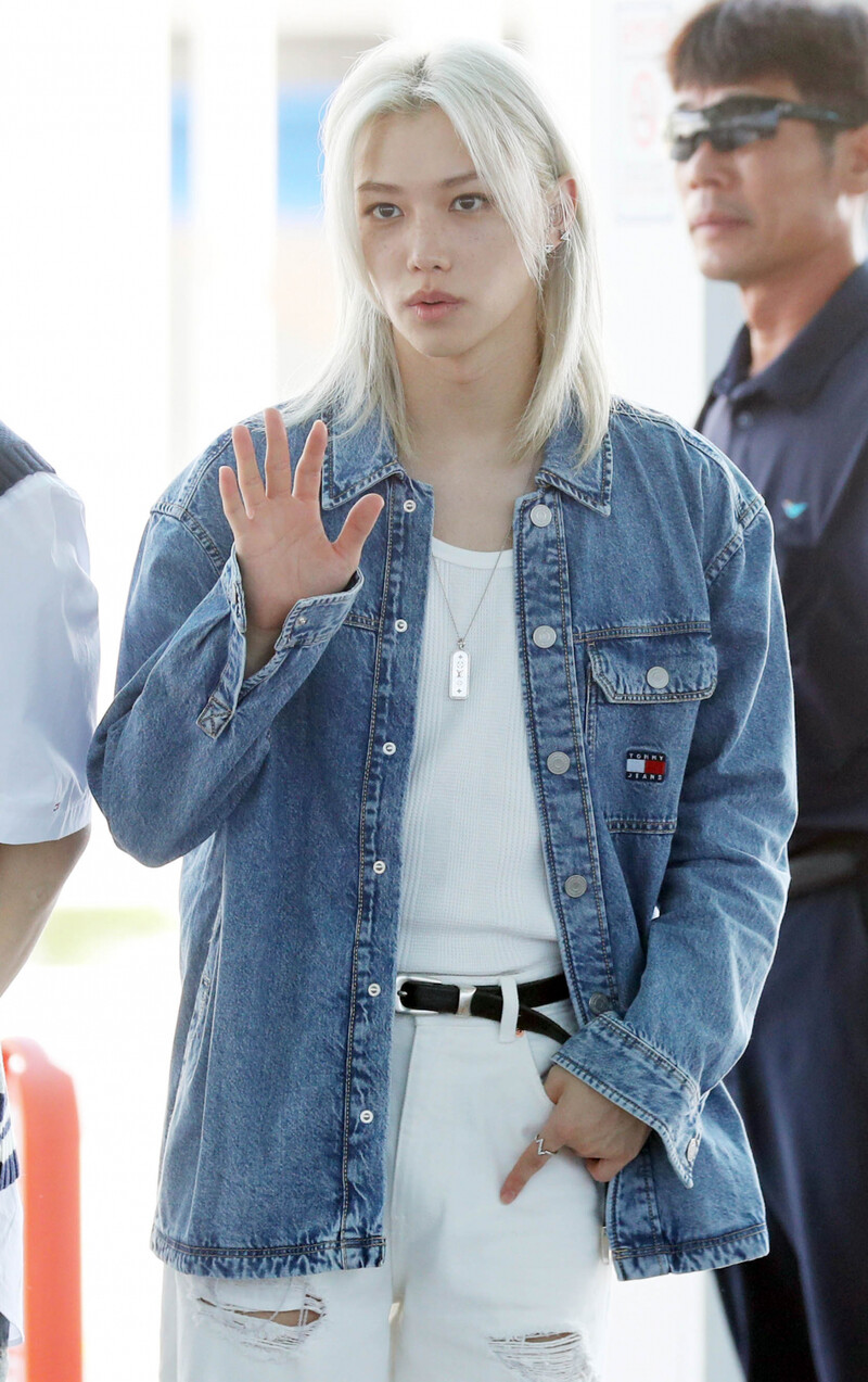 240731 StrayKids Felix at Incheon International Airport documents 2