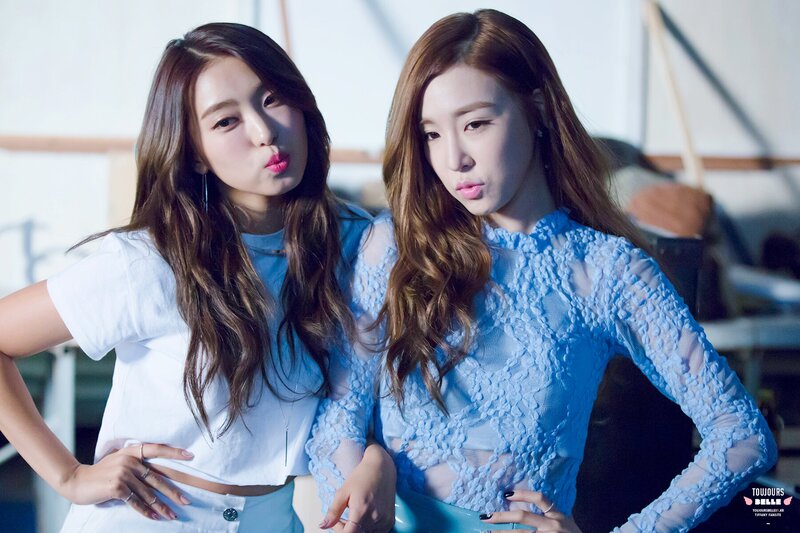 160323 Girls' Generation Tiffany and SISTAR Bora at 'FleaMadonna' 2016 Seoul Fashion Week documents 2