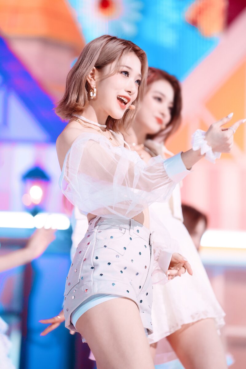 220123 fromis_9 Seoyeon - 'DM' at Inkigayo documents 16